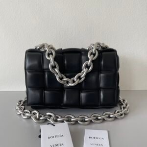 حقيبة Bottega Veneta Padded Cassette بالسلسلة