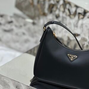 حقيبة Prada هوبو بالفرو ثلاثية الاستعمال