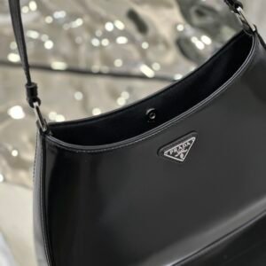 حقيبة Prada Cleo تحت الإبط