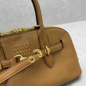 حقيبة Miu Miu Aventure بسحّابين